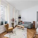 Romantic & Charming 2Br Apartment In Montmartre!!